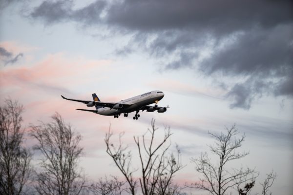 Riesgo de contagio de COVID-19 al viajar en avión