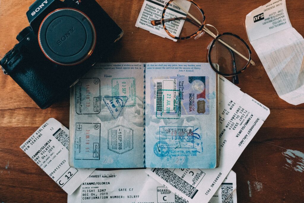 Documentos importantes: pasaporte, pase de abordar visa son algunas de las cosas que llevar a un crucero de Disney.