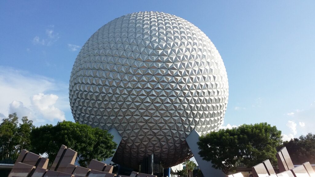 Epcot: parque temático en Walt Disney World Resort. Icónica esfera plateada de Epcot de 50 metros de diámetro. Uno de los datos curiosos de Disney World es que esta esfera está formada por más de 11 mil triángulos.