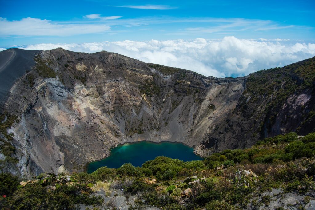 Destinos de naturaleza en Costa Rica: cráter del Volcán Irazú, el más alto del país