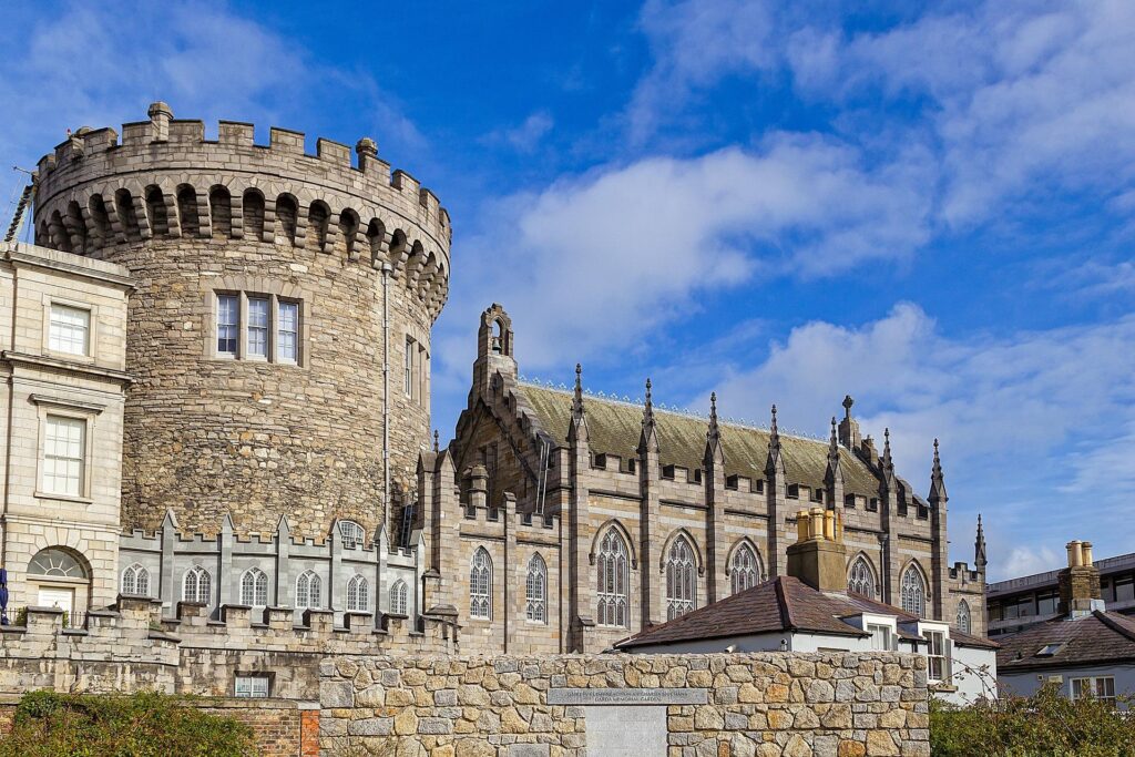 Castillo de Dublín en un día soleado. Es uno de los sitios históricos en Dublín más impactantes