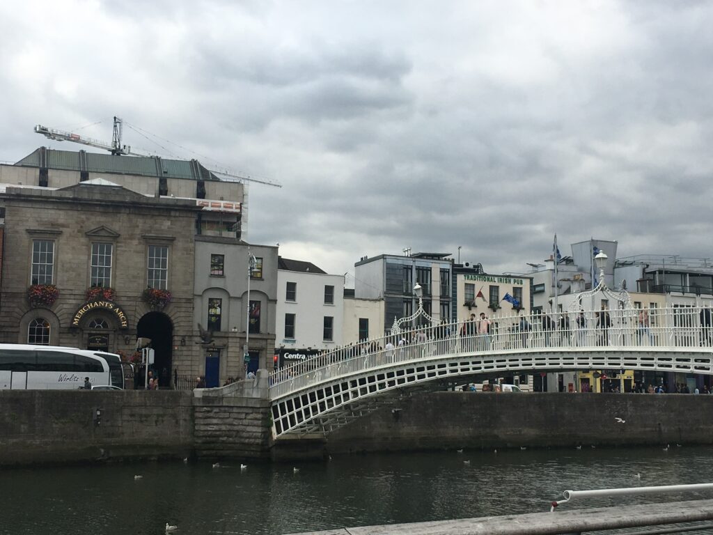Ha'Penny Bridge, uno de los sitios históricos en Dublín icónicos