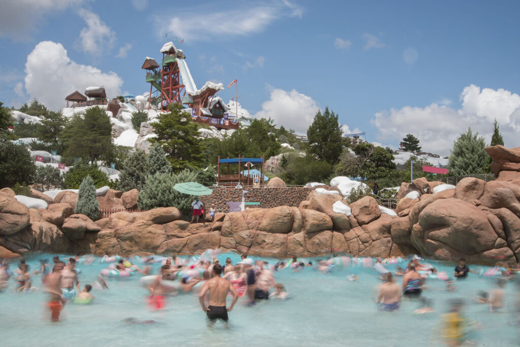 Cuántos parques de Disney hay: Blizzard Beach con su temática de resort de esquí es uno de los dos parques acuáticos en Walt Disney World Resort