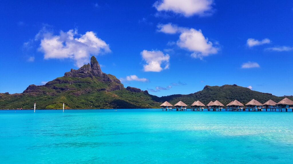 Playas paradisiacas alrededor del mundo: Bora Bora con hoteles de lujo y villas sobre el mar