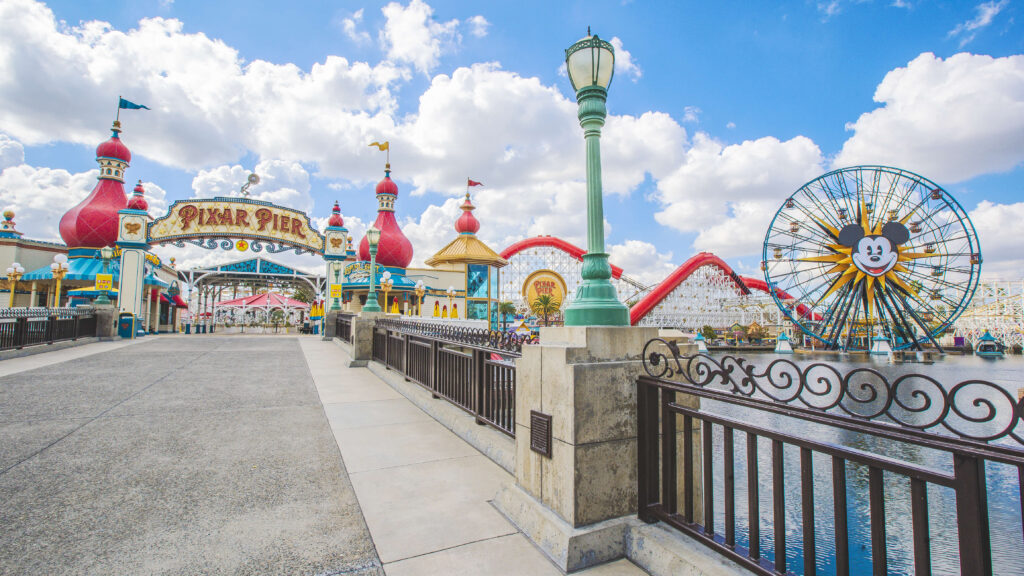 Cuántos parques de Disney hay: Disney California Adventure. Montaña rusa Incredicoaster en Pixar Pier