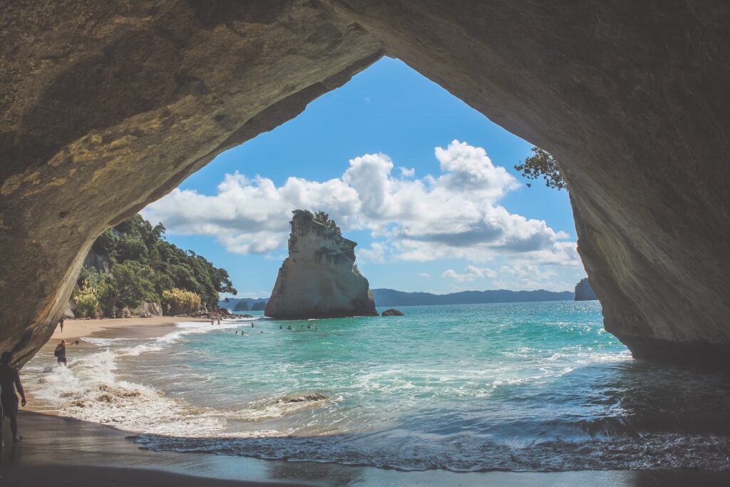 Playas paradisiacas alrededor del mundo: Cathedral Cove en Nueva Zelanda. Tiene una formación rocosa natural como una cueva en la playa