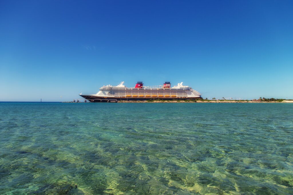 Elegir un itinerario de Disney Cruise Line: crucero estacionado en una isla