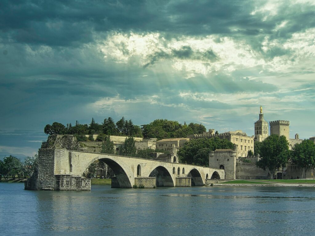 Pueblitos en Francia para visitar: el puente de Avignon y el Palacio de los Papas