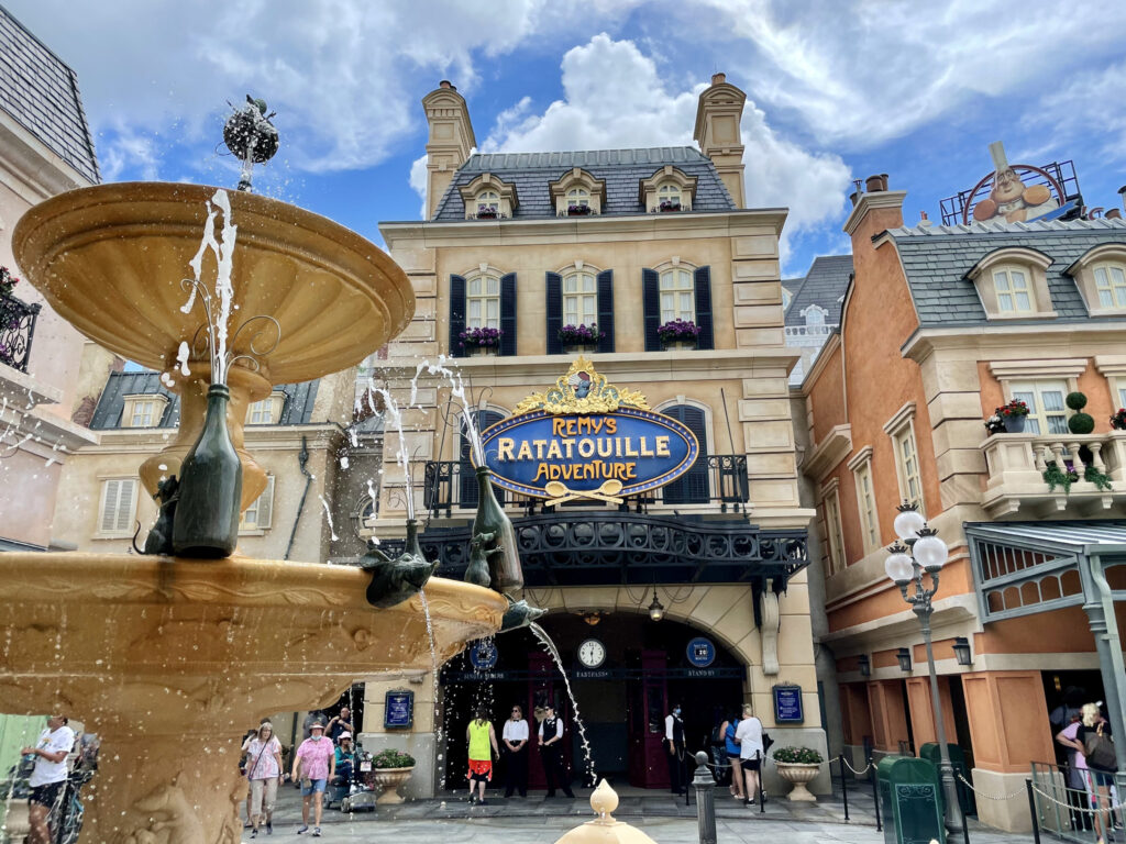 Pabellón de Francia en Epcot, uno de los parques temáticos de Disney World. Fuente y fachada de la entrada a la atracción Remy's Ratatouille Adventure