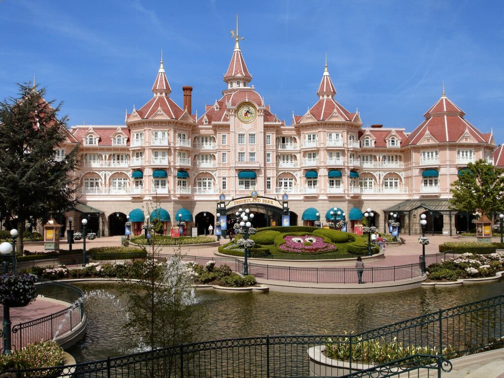 Fachada del Disneyland Hotel, localizado justo en la entrada del parque. Este hotel y su acceso directo a Disneyland explica por qué visitar Disneyland Paris