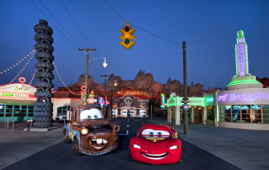 Cars Land con Mate y el Rayo McQueen.
Es una zona que sólo está en California Adventure. 
Esta es otra de las grandes diferencias entre Disneyland y Disney World