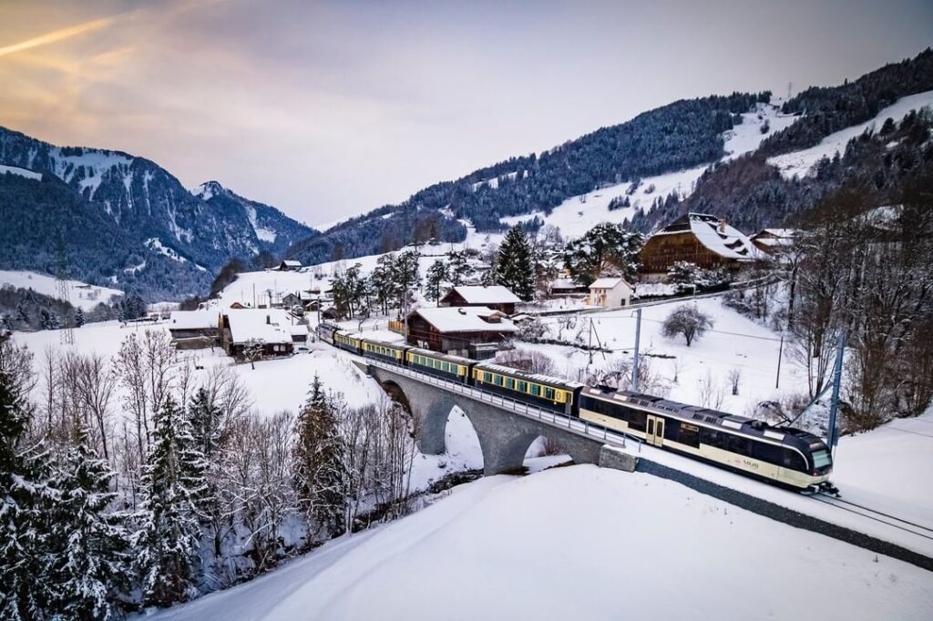 Golden Pass entre paisajes nevados de Suiza. Es uno de los trenes panorámicos en Europa