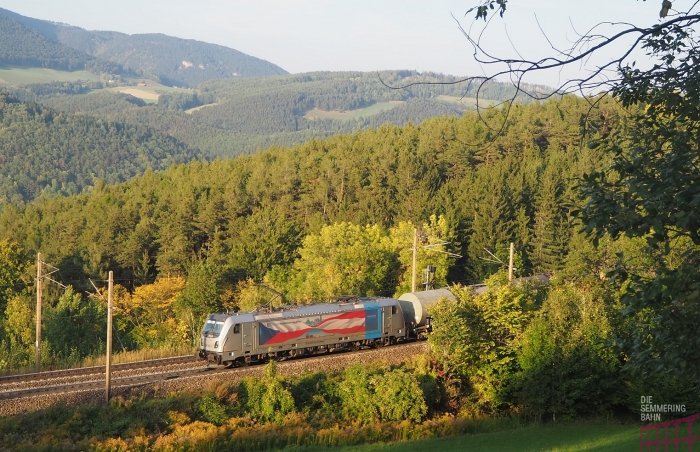 El Semmering atravesando un valle de árboles y pinos, un paisaje digno de ver en uno de los trenes panorámicos en Europa
