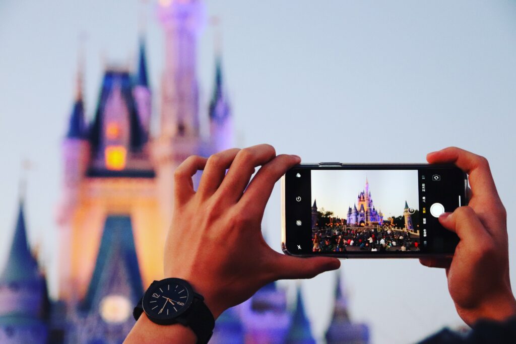 Cámara de celular fotografiando el castillo de la Cenicienta en Magic Kingdom.
Tu celular y tu cámara son indispensables qué llevar a Disney
