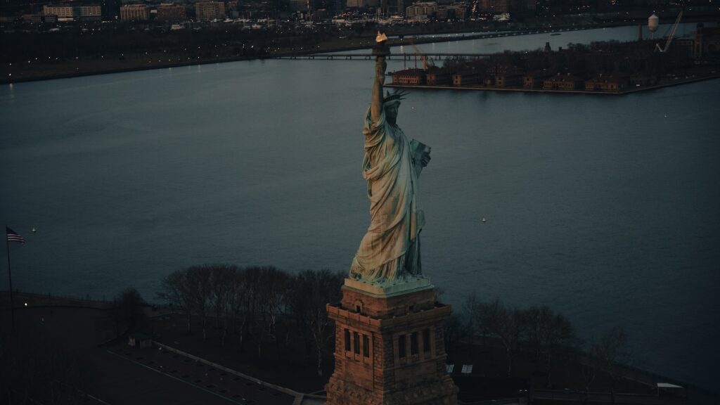 La estatua de la libertad en Liberty Island, Nueva York en un anochecer. Uno de los datos curiosos de la Estatua de la Libertad es que iba a estar en Central Park