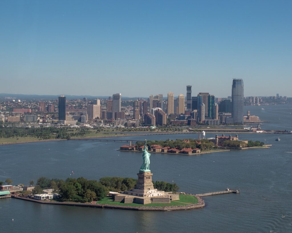 Foto aérea de la Estatua de la Libertad con Nueva York de fondo.  Uno de los datos curiosos de la estatua de la libertad es que hay muchos simbolismos en este monumento
