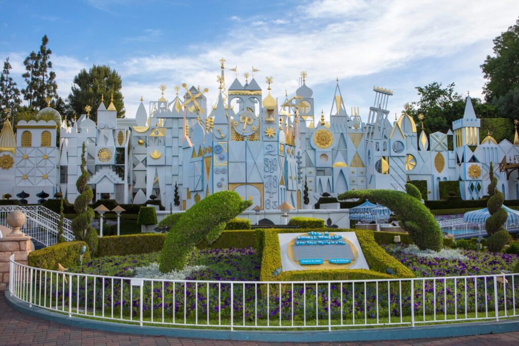Fachada de It's a Small World en Disneyland. Esta es una de las atracciones a las que puedes acceder sin usar el Genie+. Recuerda que uno de los tips para usar el Genie+ es aprovechar las filas regulares cortas.