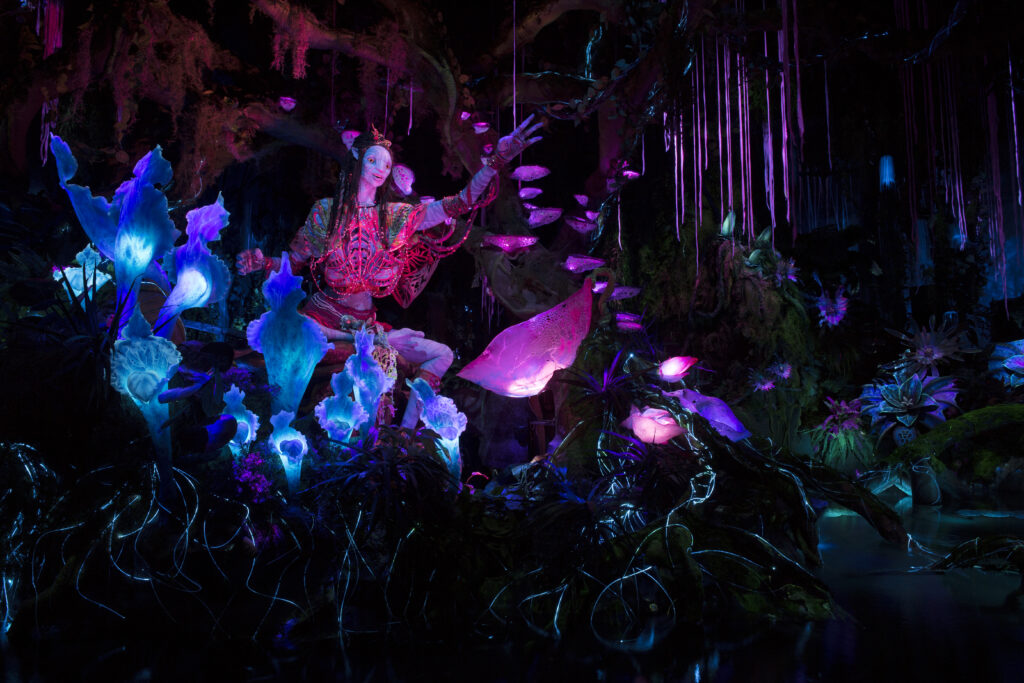 Interior de la atracción oscura Na'vi River Journey de Pandora - The World of Avatar, en Animal Kingdom. Otro de los datos curiosos de Disney World es que esta atracción tiene una canción completa en idioma Na'vi.