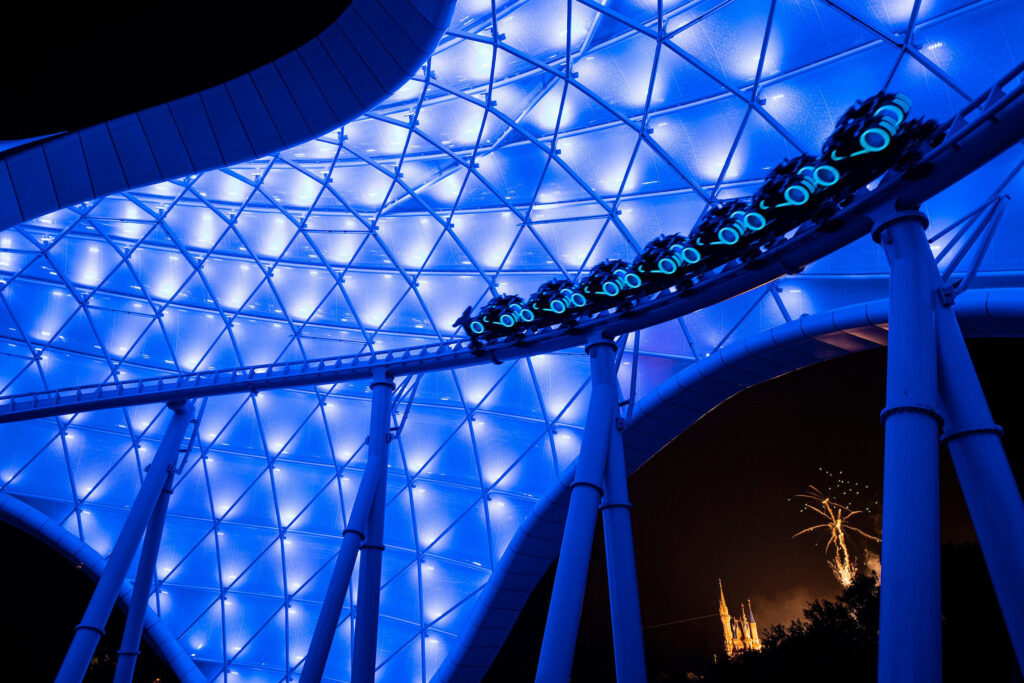 Tron lightcycle/run de noche con iluminación azul. Es una de las mejores atracciones de Magic Kingdom, también es la más nueva de este parque