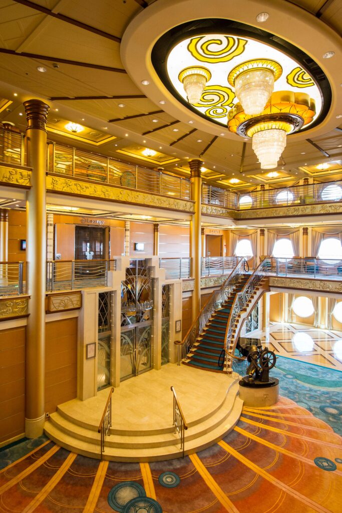 Atrio del Disney Magic, uno de los barcos de Disney Cruise Line